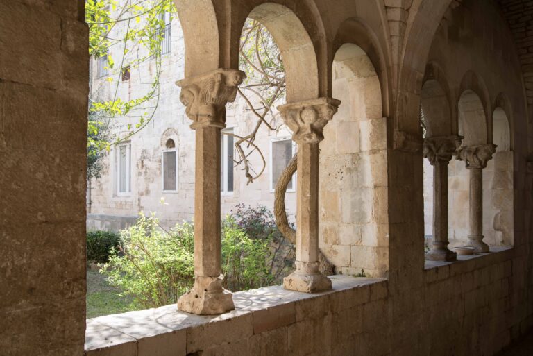 Passeggiata tra Corone e Chiostri: Il Cuore Medievale di Conversano